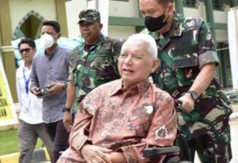 Danrem 091/ASN saat membantu mendorong kursi roda bapak Awang Faroek