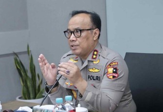 Kadiv Humas Polri saat memberikan keterangan di ruang kerjanya 