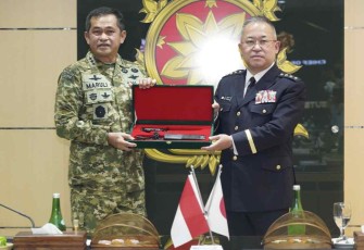Pangkostrad Letjen TNI Maruli Simanjuntak saat bertukar cenderamata dengan Kasad Jepang Jenderal Yoshida Yoshihide di makostrad Jakarta 