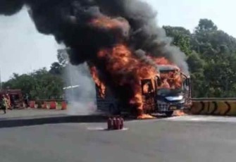 Bus MGI terbakar di gerbang tol Ciawi Bogor