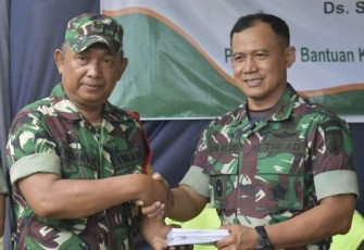 Danrem 081/DSJ Kolonel Inf Deni Rejeki saat memberikan apresiasi prajuritnya 