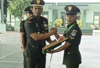 Danrindam Jaya Kolonel Inf Ayub Akbar saat memberikan piagam Babinsa terbaik
