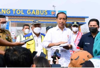 Presiden Jokowi saat meresmikan gerbang tol Gabus di Kabupaten Bekasi, Selasa (20/9)