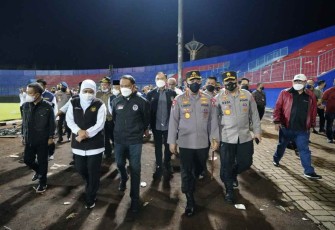 Kapolri Jenderal Listyo Sigit Prabowo tinjau stadion Kanjuruhan Malang. Minggu (2/10)
