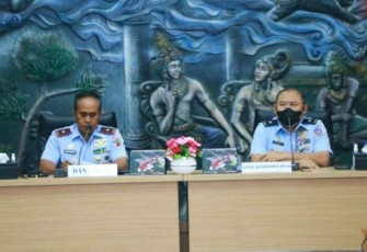 Danlanud Abd Saleh Marsma TNI Zulfahmi bersama Aslog Kaskoopsudnas Marsma TNI Adrianus Tavianta di gedung Binayudha Lanud Abd Saleh Malang, Rabu (12/10) di 