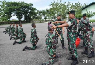 Tradisi warga baru Yonarmed 12 Kostrad 