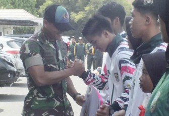 Dandim 1001/HSU-BLG Letkol Inf Dhuwi Hendradjaja saat melepas dan memberikan semangat atlet kontingen Balangan