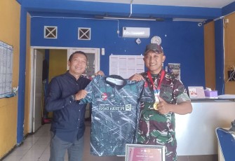 Lettu Arh Bayu Sekti saat menerima apresiasi dan support dari PT BPR Putera Dana bapak Ebnu Sulistiono di Malang