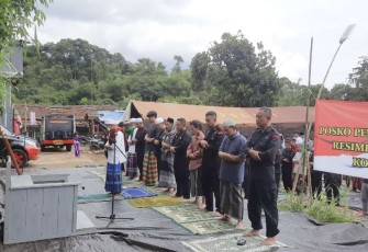 Salat Jum'at di lokasi gempa Cianjur 