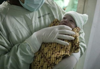 Bayi lahir di atas KRI dr Wahidin Sudirohusodo-991