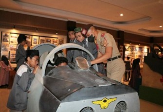Peserta Tour de Campus saat menerima pemaparan koleksi museum Karbol, Yogyakarta. Minggu (27/11)