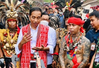 Presiden Joko Widodo menjawab pertanyaan awak media di Rumah Adat Radakng, Kota Pontianak, Provinsi Kalimantan Barat, pada Selasa, 29 November 2022.