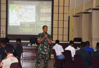 Kasiter Korem 081/DSJ Letkol Inf Rudi Sujatmiko saat memberikan pengarahan bela negara. Selasa (29/11)