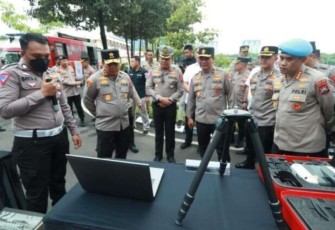 Kapolda Jatim Irjen Pol Toni Harmanto saat pengecekan Alsus dan Almatsus Satker