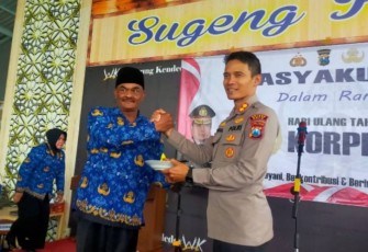 Kapolres Batu AKBP Oskar Syamsuddin saat memberikan nasi tumpeng HUT Korpri Ke-51, Rabu (30/11)