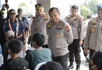 Kapolda Jatim Irjen Pol Toni Harmanto berdialog bersama warga peserta vaksin di GSN Tanjung Perak. Rabu (30/11) 
