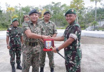 Dankolakopsrem 121/Abw Brigjen TNI Pribadi Jatmiko saat menerima cenderamata 