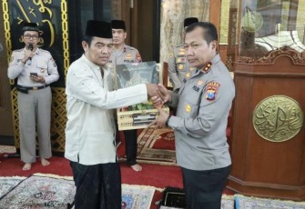 Kapolda Jatim Irjen Pol Toni Harmanto saat menyerahkan kitab suci Al-Quran di masjid Arif Nurul Huda. Surabaya, Jum'at (2/12)
