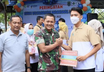 Dandim 1001/HSU-BLG Letkol Inf Dhuwi Hendradjaja saat memberikan penghargaan di Hati Kesehatan Nasional Ke-58 