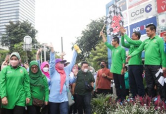 Heru saat melepas Jalan Sehat ASN Pemkot Jaksel di Taman Budaya Dukuh Atas, Jakpus, Minggu (4/12)
