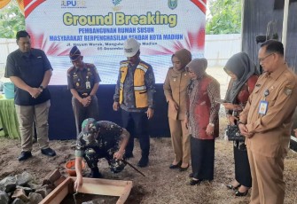 Dandim 0803/Madiun Letkol Inf Meina Helmi saat meletakkan batu pembangunan rusunawa