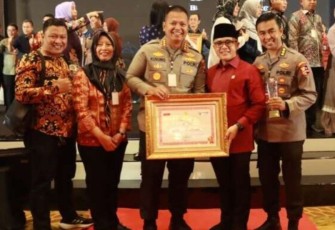 Kapolresta Sidoarjo KBP Kusumo Wahyu Bintoro saat menerima penghargaan Top 5 OAPSI 