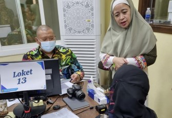 Puan Maharani saat berdialog dengan WNI Overstay di KJRI Jeddah untuk pengurusan penerbitan paspor. Rabu (7/12)