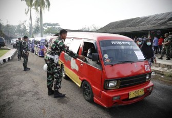 Angkot berbaris membawa warga terdampak gempa menerima bantuan presiden di Mako Yonif Raider 300/Bjw, Kabupaten Cianjur, Kamis (8/12) pagi