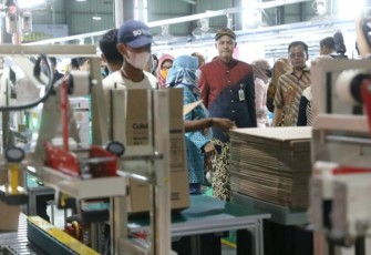 Ganjar Pranowo saat meninjau pabrik di Kawasan Industri Kendal. Kamis (8/12)