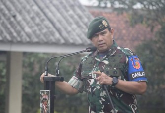 Pangdiv 2 Kostrad Mayjen TNI Syafrial saat memberikan pengarahan 