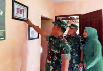 Danrem 081/DSJ Kolonel Inf Deni Rejeki saat meninjau rumah hasil rehab progam Kasad