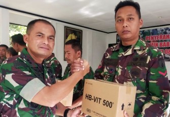 Dandim 0801/Pacitan Letkol Inf Roliyanto saat memberikan vitamin bantuan Kasad