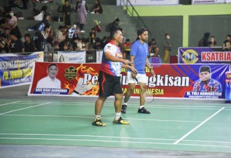 Danlantamal XII Laksma TNI Suharto saat unjuk kebolehan di kejuaraan bulutangkis, Selasa (13/12)