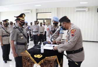 Kapolres Demak AKBP Budi Adhy Buono saat pelaksanaan sertijab personel, Selasa (13/12)