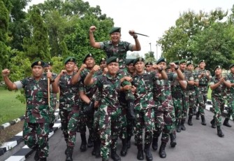 Danyonarmed 11 Kostrad Kolonel Arm Rizal Analdie saat diarak prajurit Yonarmed 12 Kostrad, Ngawi, Rabu (14/12)
