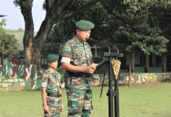 Danmenarmed 2 Kostrad Kolonel Arm Rizal Analdie saat membacakan amanat Kasad dalam upacara peringatan Hari Juang TNI AD 