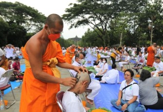 Prosesi pemotongan rambut calon Bhikku di Candi Borobudur, Magelang, Sabtu (17/12)