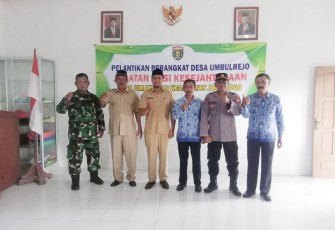 Peltu Ary Setiawan saat foto bersama perangkat desa