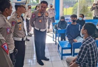 Dirlantas Polda Jatim Kombes Pol Muhammad Taslim saat berdialog dengan masyarakat pemohon SIM di Polres Madiun, Rabu (21/12)