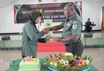 Kasdam Kasuari Brigjen TNI Yusuf Ragainaga saat memberikan nasi tumpeng HUT Kowad Ke-61, Kamis (22/12)