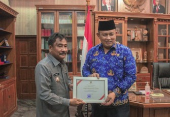 Kalapas Binjai Theo Adrianus saat menerima piagam penghargaan dari Wali Kota Binjai 