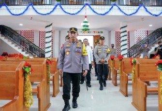 Kapolri Jenderal Listyo Sigit Prabowo saat meresmikan rumah ibadah di Kepri, Jumat (23/12)