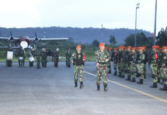 Danlanud Manuhua Marsma TNI Ronald L Siregar saat pengecekan Satgas Kopasgat Satuan Organik BKO Kodam XVII Cenderawasih, Senin (26/12)