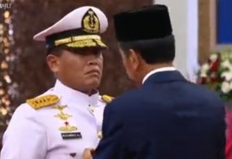 Presiden Jokowi saat melantik Laksamana TNI Muhammad Ali sebagai Kasal di Istana Negara, Rabu (28/12)