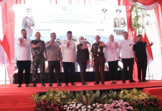 Dandim 0803/Madiun Letkol Inf Meina Helmi foto bersama launching gedung Kajati 