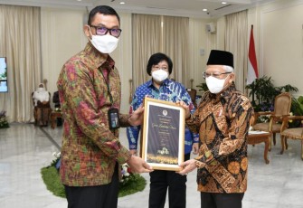 Dirut PLN Darmawan Prasodjo saat menerima penghargaan dari Wapres KH Ma'aruf Amin di Jakarta, Kamis (29/12)