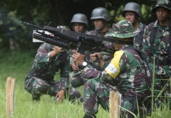 Latihan Menembak Senjata GLM 