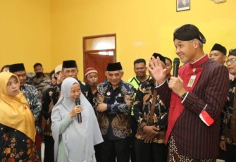 Ganjar Pranowo saat berdialog dengan warga mengenai stunting di balai desa Gondowulan Kecamatan Kepil Wonosobo, Kamis (29/12)