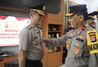 Kapolda Banten Irjen Pol Prof Dr Rudy Heriyanto saat memberikan ucapan selamat kenaikan pangkat Kabid Humas Polda Banten Kombes Pol Didik Hariyanto 