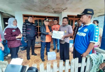 Bupati Malang, H. M Sanusi, saat menyerahkan bantuan, Jumat (21/10/2022) pagi.